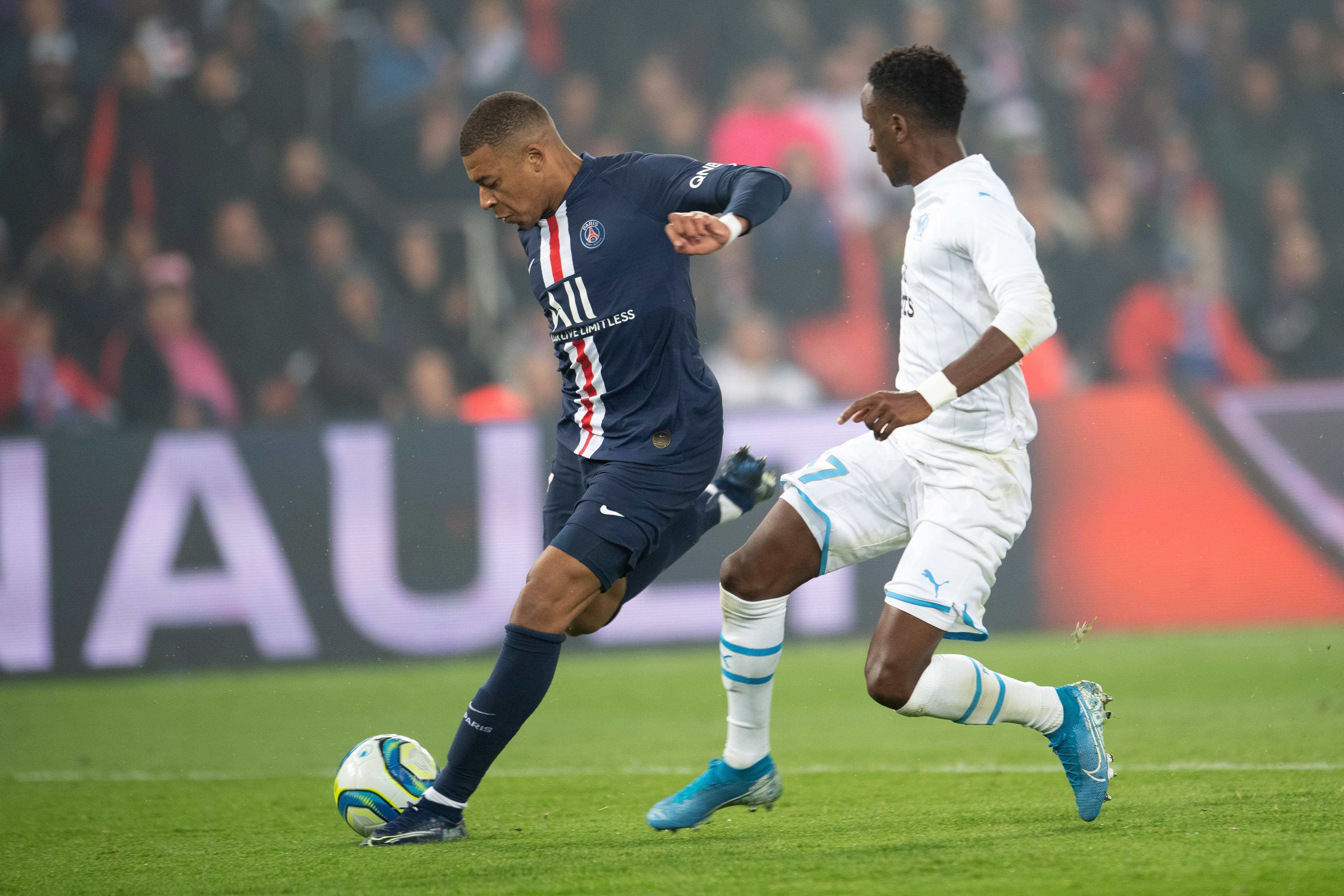 包含法国足球联赛战况激烈，多支球队争夺前四名的词条